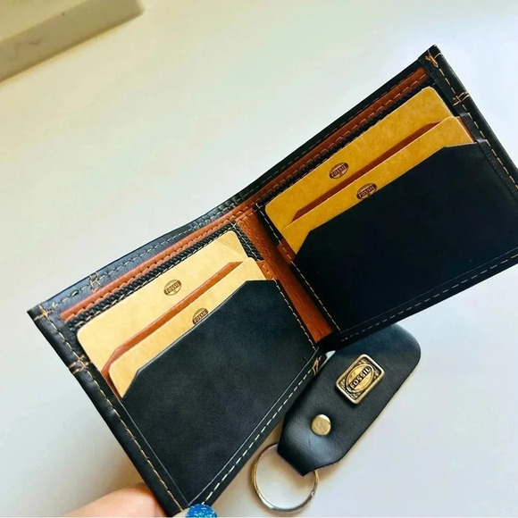 NWOT Fossil Men’s Leather Wallet W Keychain - Picture 5 of 6